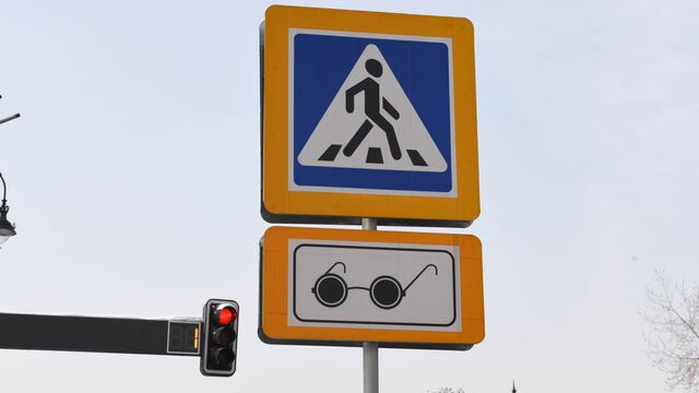 Қарт кісі жас әйелдің кеудесін сүйеді