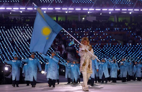 Зимние Олимпийские игры Пхенчхан 2018 года - Церемония открытия - Абзал Ажгалиев из Казахстана несет национальный флаг - Sputnik Казахстан