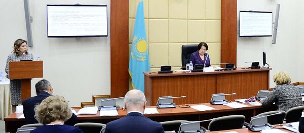 Мадина Абылкасымова (слева) выступает в мажилисе РК - Sputnik Казахстан