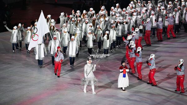 Российские спортсмены во время парада атлетов на церемонии открытия XXIII зимних Олимпийских игр - Sputnik Казахстан