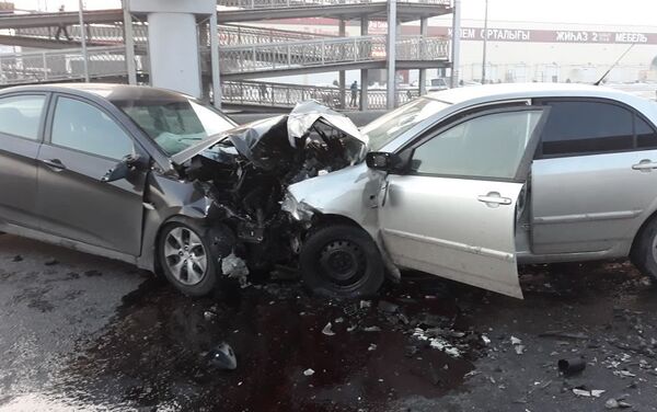 Toyota Corolla и Huyndai Accent лоб в лоб столкнулись в Алматы - Sputnik Казахстан