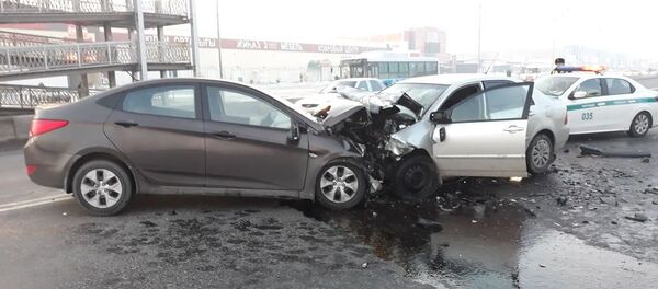 Алматыда Toyota Corolla мен Huyndai Accent бетпе-бет соқтығысты - Sputnik Қазақстан