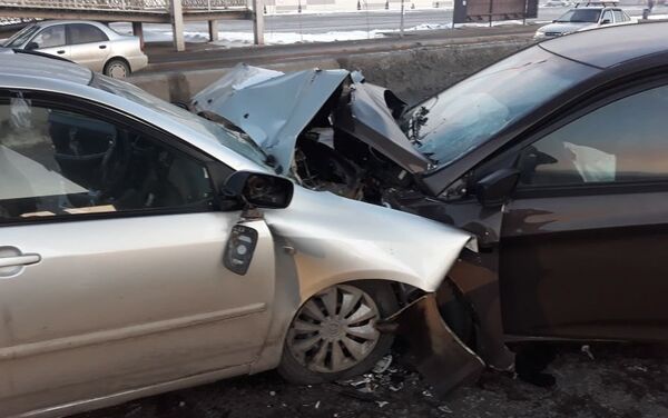Toyota Corolla и Huyndai Accent лоб в лоб столкнулись в Алматы - Sputnik Казахстан