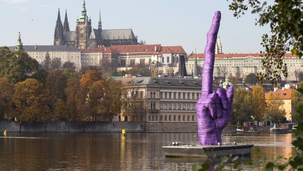Огромный средний палец появился в центре Праги в канун выборов - Sputnik Казахстан
