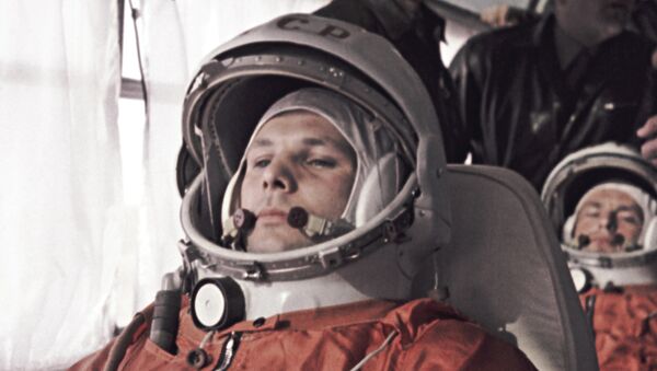 Юрий Гагарин, первый космонавт СССР, и его дублер Герман Титов в автобусе едут на стартовую площадку космодрома Байконур 12 апреля 1961 года - Sputnik Казахстан