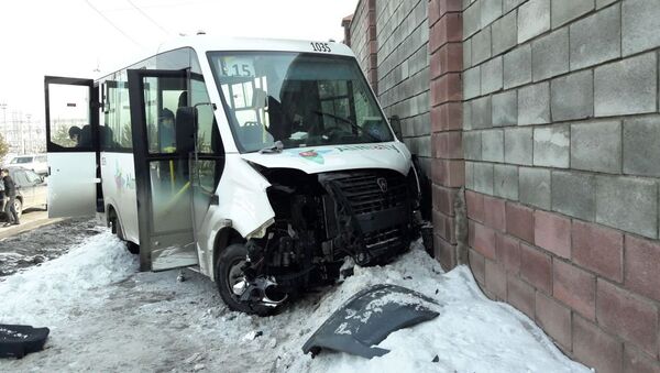 Пассажирский автобус врезался в забор на ул. Шаляпина - Sputnik Казахстан