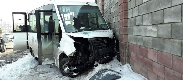 Пассажирский автобус врезался в забор на ул. Шаляпина - Sputnik Казахстан