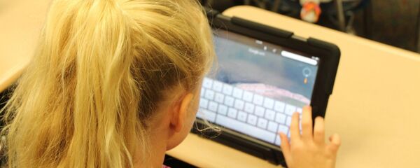 Ребенок с айпадом в руках - Sputnik Казахстан