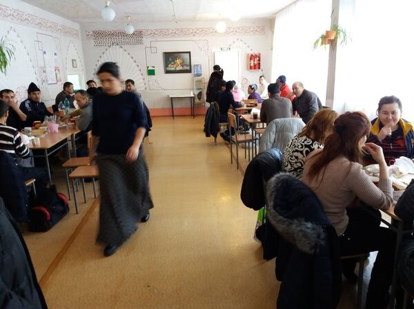 Эвакуированных с трассы граждан Узбекистана разместили в школе села Достык в Павлодарской области  - Sputnik Казахстан