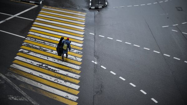 Мужчина идет по пешеходному переходу - Sputnik Казахстан