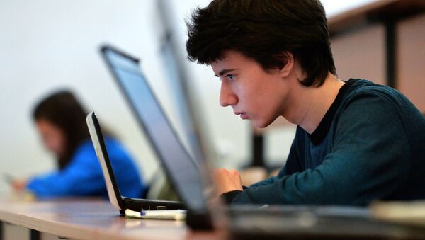 Подросток за компьютером, архивное фото - Sputnik Казахстан