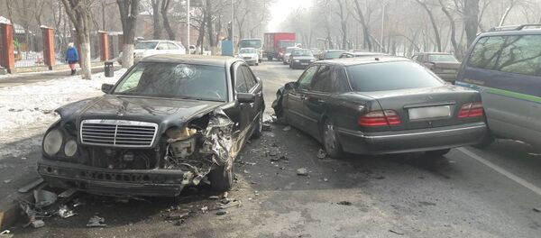 Два Мерседеса столкнулись на пересечении Шолохова и Ержанова - Sputnik Казахстан