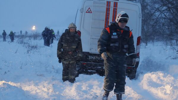 Аварийные службы работают на месте крушения самолета Ан-148 в Московской области - Sputnik Казахстан
