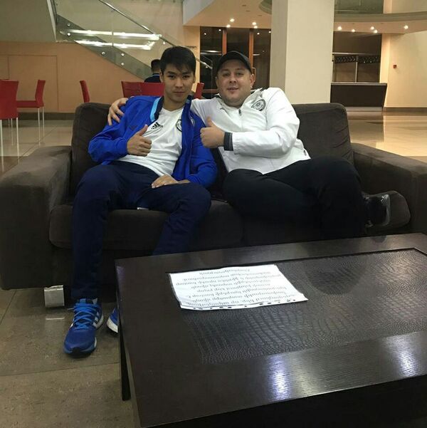 Старший тренер юношеской сборной Казахстана Александр Кузнецов (слева) и казахстанский футболист Еркебулан Сейдахмет - Sputnik Казахстан