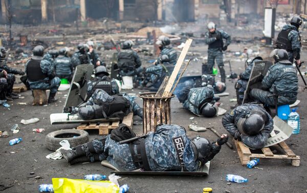 Сотрудники правоохранительных органов на площади Независимости в Киеве, где происходили столкновения митингующих и сотрудников милиции, архивное фото - Sputnik Казахстан