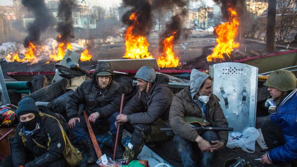 Сторонники оппозиции на баррикаде на улице Институской в Киеве, архивное фото - Sputnik Казахстан
