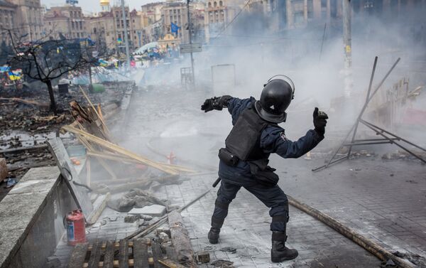 Сотрудник правоохранительных органов на площади Независимости в Киеве во время столкновения митингующих и милиции, архивное фото - Sputnik Казахстан