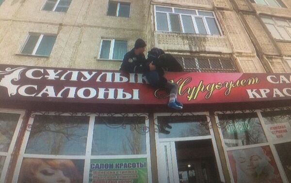 Бабушка упала с пятого этажа на крышу салона красоты в Таразе - Sputnik Казахстан