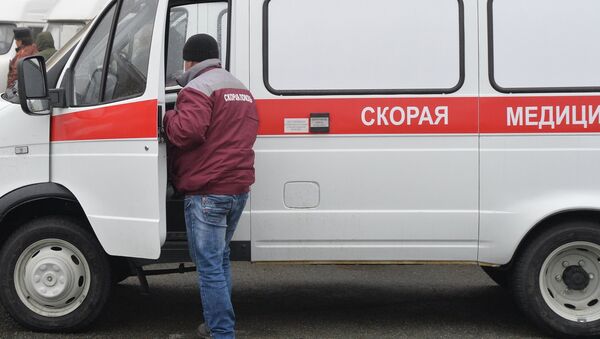 Сотрудник возле автомобиля скорой помощи, архивное фото - Sputnik Казахстан