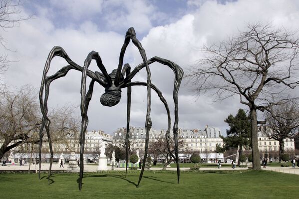 Одна из гигантских скульптур-пауков Луизы Буржуа показана в саду Тюильри, недалеко от Лувра - Sputnik Казахстан