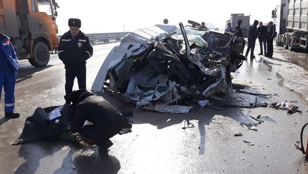 Цементовоз врезался в припаркованный на обочине грузовик - Sputnik Казахстан