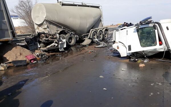 Цементовоз врезался в припаркованный на обочине грузовик - Sputnik Казахстан