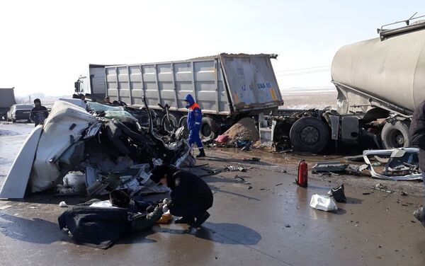 Цементовоз врезался в припаркованный грузовик - Sputnik Казахстан