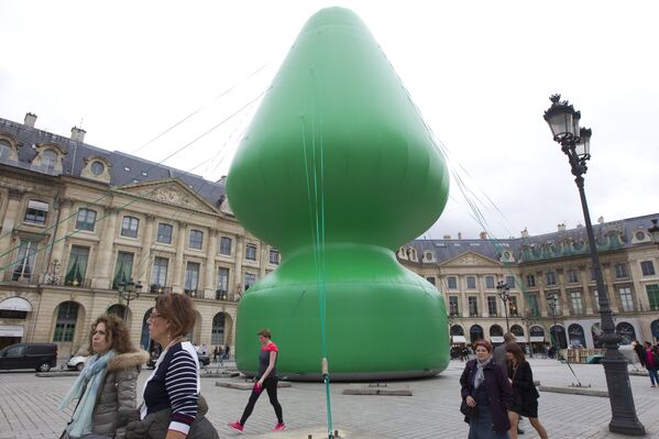 Рождественская елка Пола Маккарти в Париже - Sputnik Казахстан
