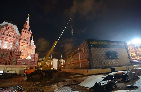 Демонтаж павильона-чемодана Louis Vuitton на Красной площади - Sputnik Казахстан