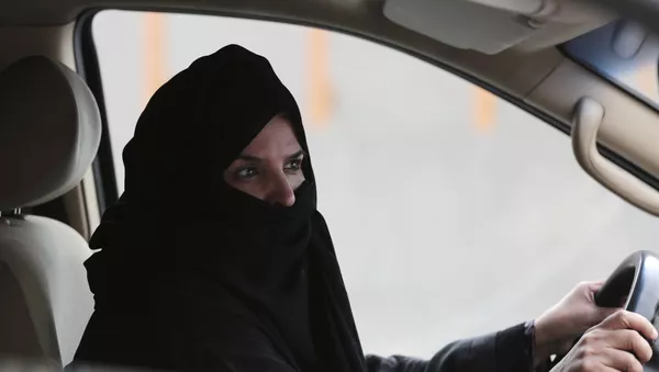 Женщина в абайе водит машину - Sputnik Казахстан