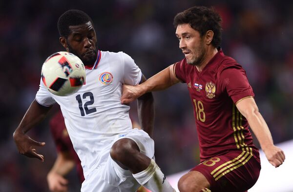 Игрок сборной Коста-Рики Хоэль Кэмпбелл (слева) и игрок сборной России Юрий Жирков в товарищеском матче между сборными двух стран в 2016 году Игрок сборной Коста-Рики Хоэль Кэмпбелл (слева) и игрок сборной России Юрий Жирков в товарищеском матче между сборными двух стран в 2016 году - Sputnik Казахстан