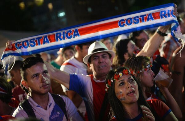 Болельщики Los Ticos смотрят трансляцию матча 1/4 финала чемпионата мира по футболу 2014 года в Бразилии между сборными Нидерландов и Коста-Рики Болельщики Los Ticos смотрят трансляцию матча 1/4 финала чемпионата мира по футболу 2014 года в Бразилии между сборными Нидерландов и Коста-Рики - Sputnik Казахстан