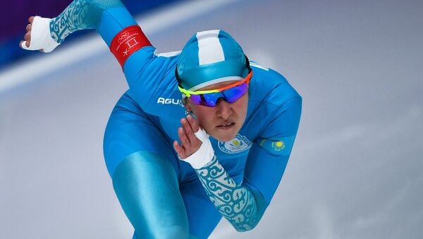 Екатерина Айдова на дистанции в забеге на 1000 метров в соревнованиях по конькобежному спорту - Sputnik Казахстан