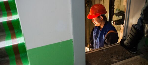 Рабочий в лифте, архивное фото - Sputnik Казахстан