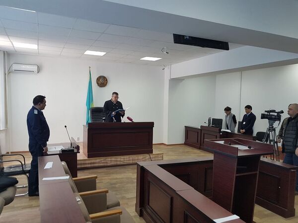 Судья зачитывает приговор по делу руководителей Казавиаспас Малика Досымбекова  и Казавиалесоохраны Толеугазы Сексенбаева - Sputnik Казахстан