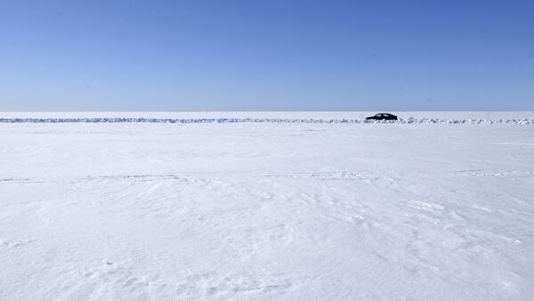 Автомобиль на занесенном снегом водоеме, архивное фото - Sputnik Казахстан