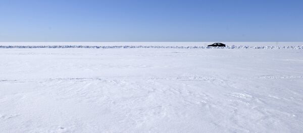 Автомобиль на занесенном снегом водоеме, архивное фото - Sputnik Казахстан