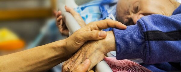 Тяжелобольной пациент в палате, архивное фото - Sputnik Казахстан