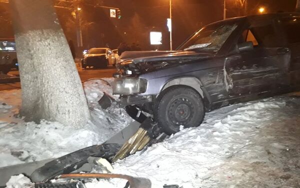 Mercedes и Kia столкнулись на Абая - Масанчи в Алматы - Sputnik Казахстан