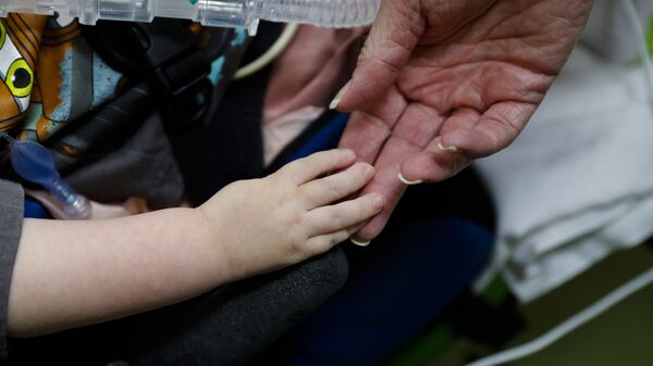 Рука неизлечимо больного ребенка в больничной палате, архивное фото - Sputnik Казахстан