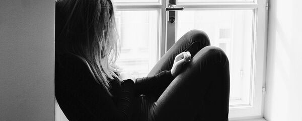 Қыз терезенің алдында отыр, иллюстративті фото - Sputnik Қазақстан