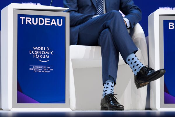 Носки канадского премьер-министра Джастина Трюдо привлекли внимание фотокамер во время ежегодного Всемирного экономического форума (ВЭФ) 23 января 2018 года в Давосе, восточная часть Швейцарии - Sputnik Казахстан