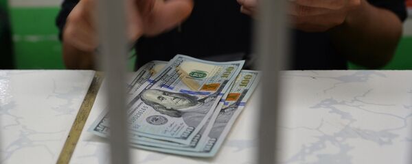 Обмен валюты в обменном пункте, архивное фото Обмен валюты в обменном пункте, архивное фото - Sputnik Казахстан