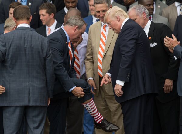Представитель Республиканской партии США Джефф Дункан показывает президенту Дональду Трампу свои носки - Sputnik Казахстан