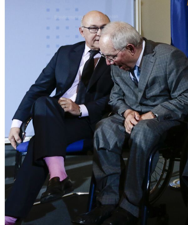 Экс-министр финансов Франции Мишель Сапен в ми-мишных розовых носках - Sputnik Казахстан