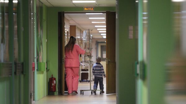 Медсестра и ребенок в отделении больницы, архивное фото - Sputnik Қазақстан