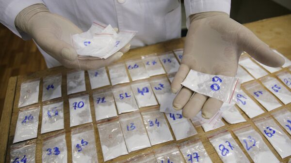 Экспертное исследование наркотического вещества - кокаина в экспертно-криминалистической лаборатории, архивное фото - Sputnik Казахстан