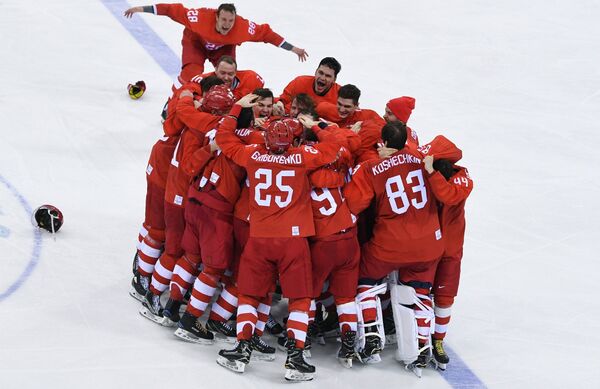 Российские хоккеисты радуются победе в финальном матче Россия - Германия Российские хоккеисты радуются победе в финальном матче Россия - Германия - Sputnik Казахстан