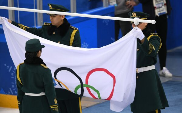 Нейтральный (олимпийский) флаг на церемонии награждения призеров соревнований по хоккею среди мужчин Нейтральный (олимпийский) флаг на церемонии награждения призеров соревнований по хоккею среди мужчин - Sputnik Казахстан