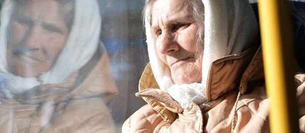 Пожилая женщина смотрит в окно автобуса, архивное фото - Sputnik Казахстан